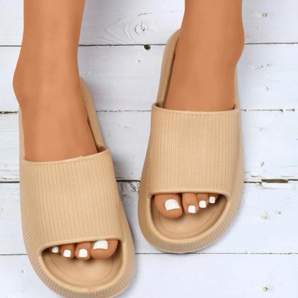 Nude Cloud Slides - Picture 4 of 6